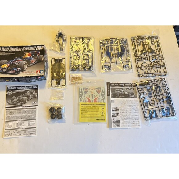Red Bull Racing Renault RB6 F1 Racing Tamiya 1/20 Model Sebastian Vettel - Picture 4 of 16